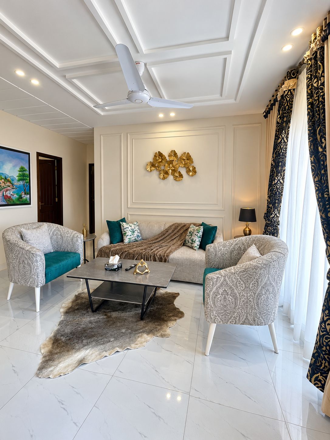 Un salón con sofá, una mesa de centro y un adorno de pared.