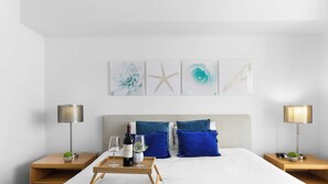 Room - Luxurious Apt - Spacious Layout & Sweeping Views (Hallandale Beach)