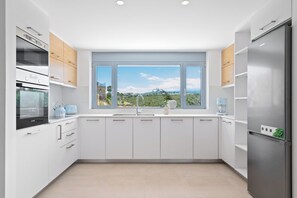 Private kitchen - Le Mont Blanc | 2-Bedroom Apartment with Shared Pool (Kounoupidiana)