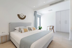 Room - Le Mont Blanc | 2-Bedroom Apartment with Shared Pool (Kounoupidiana)