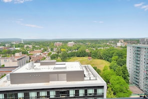 Ein Hochhaus mit flachem Dach und zahlreichen Fenstern.