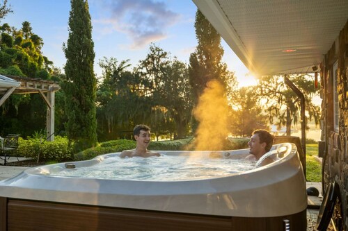 6-Acre Lakeside Retreat | Kayaks, Jacuzzi & Stunning Sunrises
