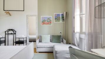 Une chambre à coucher comprenant un lit, une table de chevet, une chaise, une armoire et une fenêtre avec des rideaux.