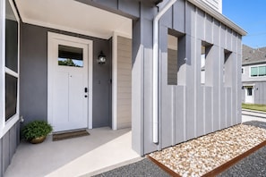 Exterior detail - Vibrant, Spacious Austin Getaway, 4BR, Sleeps 10, Near Downtown & Mueller (Austin)