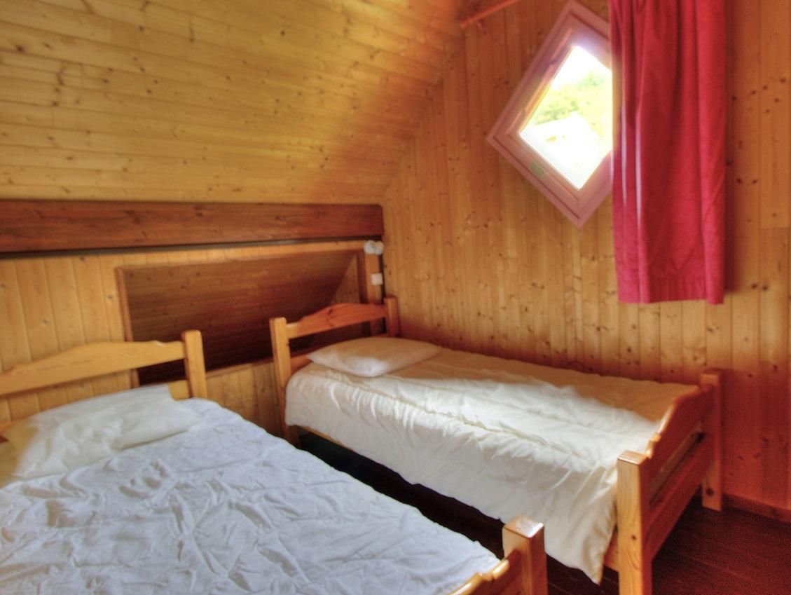 Chalet-gîte 'Flamant' à Trades/Deux Grosnes en Haut Beaujolais - Sud Mâconnais dans le Rhône : la chambre à l'étage.