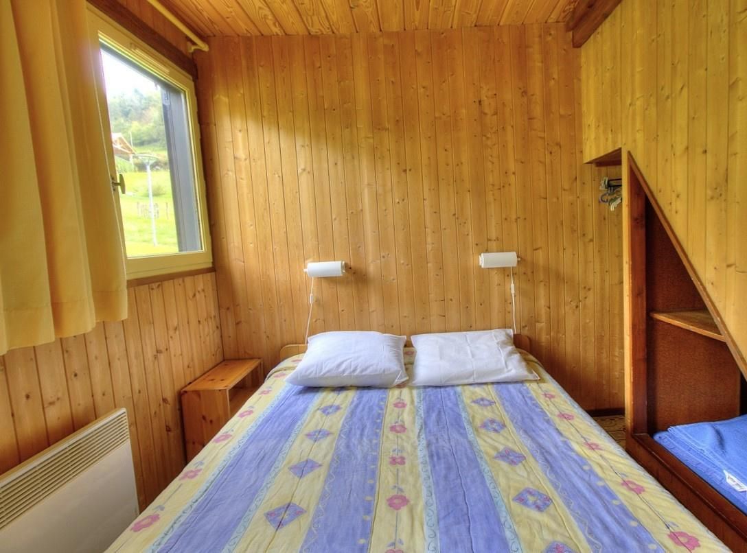 Chalet-gîte 'Tournesol' à Trades/Deux Grosnes en Haut Beaujolais - Sud Mâconnais dans le Rhône : la chambre au rez-de-chaussée.