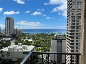 A high-rise building with a view of the ocean and palm trees. - Cozy Studio apartment in awesome Honolulu with Panoramic views and gym access (Honolulu)