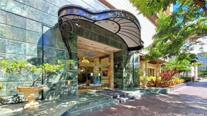 The entrance of The Royal Garden Hotel with a marble facade and a curved awning. - Cozy Studio apartment in awesome Honolulu with Panoramic views and gym access (Honolulu)