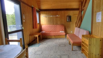 Chalet-gîte 'Epicea' à Trades/Deux Grosnes en Haut Beaujolais - Sud Mâconnais dans le Rhône : le coin salon.