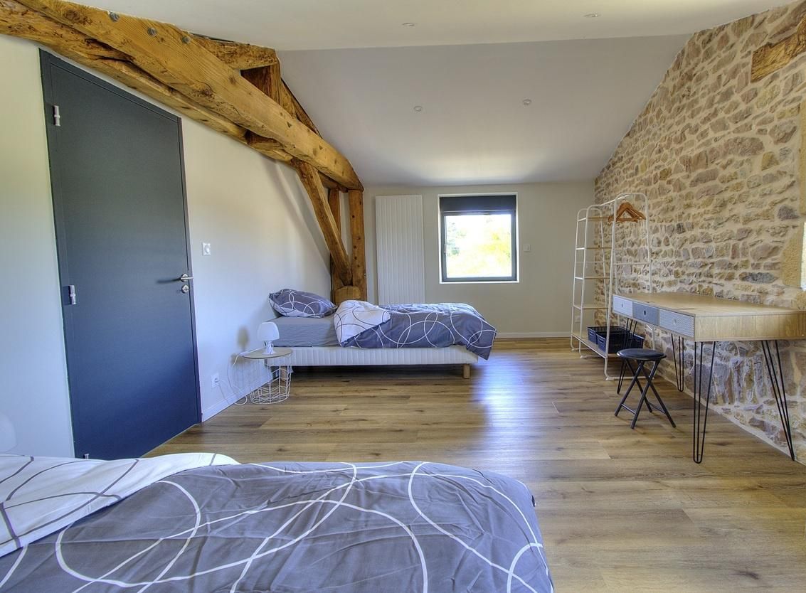 Gîte de caractère en Pierres Dorées "La Grange" - 7 personnes et 3 chambres au Val d'Oingt, au coeur du Beaujolais, proximité village classé d'Oingt dans le Rhône : Chambre - 2 personnes à l'étage.