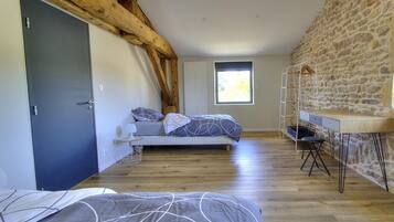 Gîte de caractère en Pierres Dorées "La Grange" - 7 personnes et 3 chambres au Val d'Oingt, au coeur du Beaujolais, proximité village classé d'Oingt dans le Rhône : Chambre - 2 personnes à l'étage.