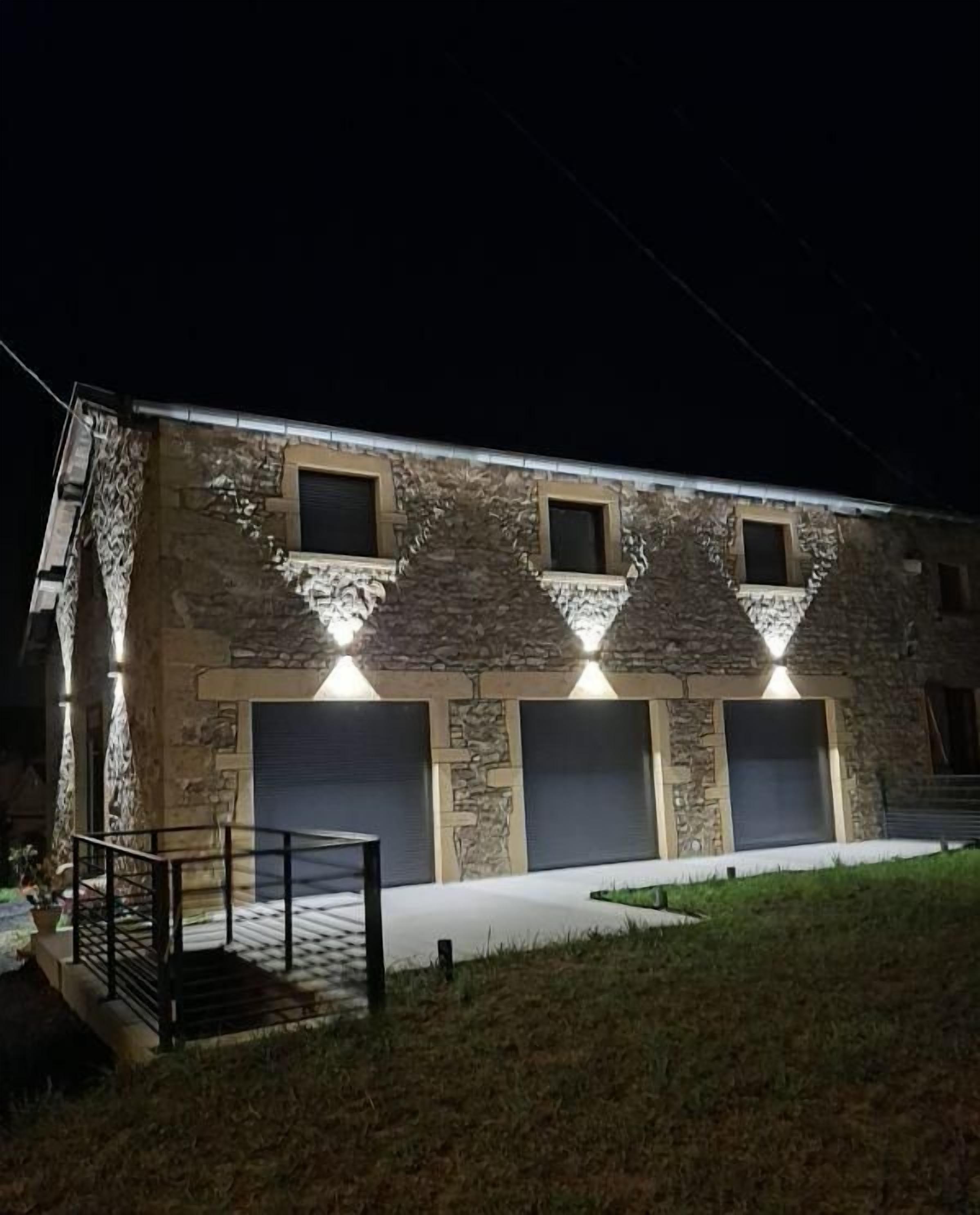 Gîte de caractère en Pierres Dorées "La Grange" - 7 personnes et 3 chambres au Val D'Oingt, au coeur du Beaujolais, à proximité du village classé de Oingt dans le Rhône : la maison et sa terrasse de nuit.