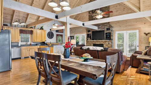 Sunset Ridge View by Avantstay Hot Tub + Game Room Mountain Views Near Dollywood