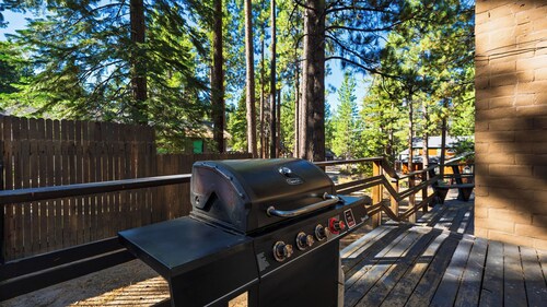 Timberlight by Avantstay South Lake Tahoe Fireplace + Pine-view Deck + Trail Access