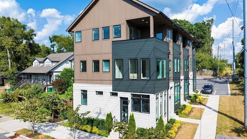 High Note by Avantstay 3-story Modern Townhome + Balcony Walk to Coffee + Near Broadway