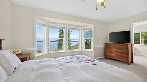 The Eagle's Nest by Avantstay 6-acre Oak Harbor Retreat Fire Pit Mt. Baker + Ocean Views