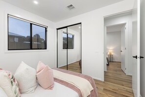 Room - Spacious & Comfortable Ballarat Home (Brown Hill)
