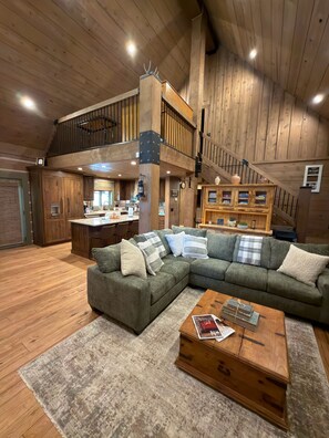 Living area - Tranquil 4-bedroom cabin with AC in Star Valley Ranch (Star Valley Ranch)