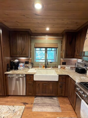 Private kitchen - Tranquil 4-bedroom cabin with AC in Star Valley Ranch (Star Valley Ranch)