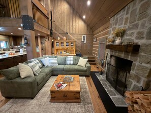 Living area - Tranquil 4-bedroom cabin with AC in Star Valley Ranch (Star Valley Ranch)