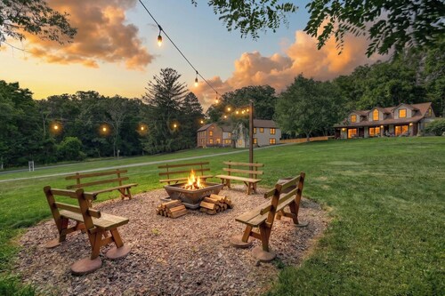 Gettysburg Battlefield Queen Room for 3 - Fireplace, Hot Tub & Sauna