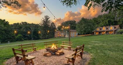 Gettysburg Battlefield Queen Room for 3 - Fireplace, Hot Tub & Sauna