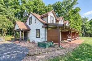 A two-story house with a covered porch and a fenced yard. - Gettysburg Battlefield Queen Room for 3 - Fireplace, Hot Tub & Sauna (Gettysburg)