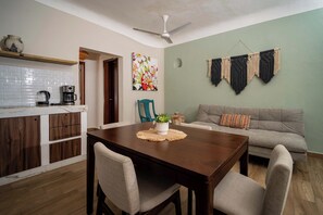 A compact living space with a kitchen, dining area, and seating area. - Boutique Suite Downtown Cancun–Prime Location+WiFi (Cancún)