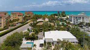 Un complexe hôtelier comprenant plusieurs bâtiments, une piscine et offrant une vue sur l’océan.