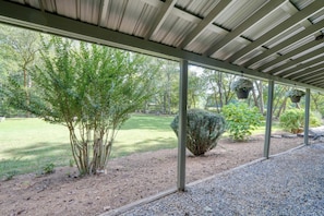 A covered outdoor area with a gravel path, trees, and hanging planters. - The Cliff Retreat + mountain views + hot tub + 3 ensuite bedrooms + Brasstown fishing (Young Harris)