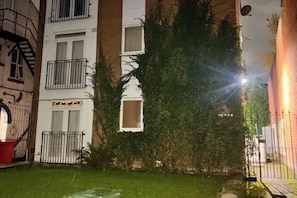 A multi-story building with balconies, a small window, and a sign indicating 'Flat 79'. - Apartment Sleeps 5 With Wifi (Wolverhampton)