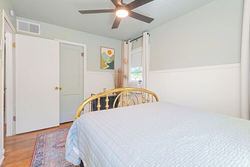 Cute modern 2 bedroom cottage in Abilene, Texas