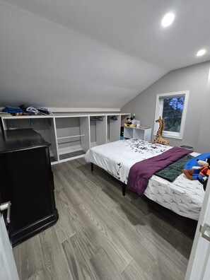 A bedroom with a bed, a desk, and a window. - Country Farmhouse Retreat with Pool (Uxbridge)