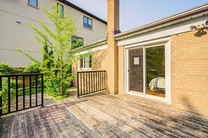 Terrace/patio - Sunlit Toronto 4BR Toronto Gem with Private Deck (Toronto)