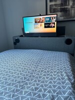 Un televisor mostrando una colección de dramas televisivos con varios programas.