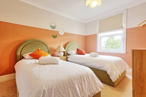 Caulfield House , 2-bedroom coastal home