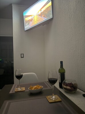 Dining - Lovely 2-bedroom tiny house with AC, 5 minutes away from natural hot springs! (Ahuachapán)