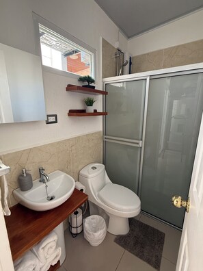 Bathroom - Lovely 2-bedroom tiny house with AC, 5 minutes away from natural hot springs! (Ahuachapán)