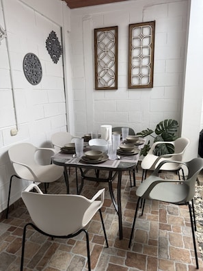 Outdoor dining - Lovely 2-bedroom tiny house with AC, 5 minutes away from natural hot springs! (Ahuachapán)