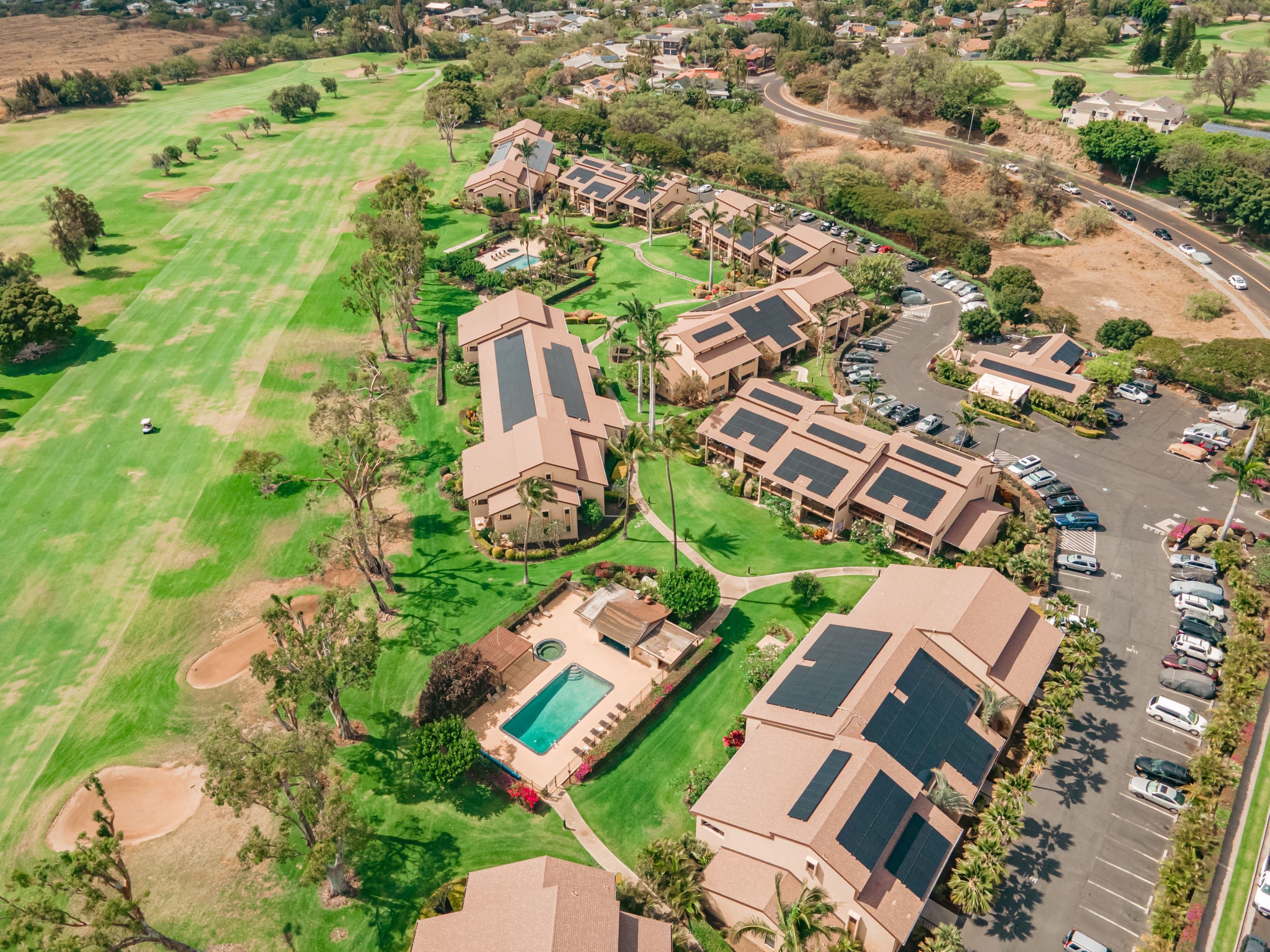 Vista aérea de una zona residencial con casas, piscina y campo de golf.
