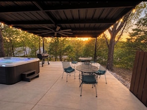 Relax in our awesome patio with a Hot Tub. Enjoy the best sunsets the Ozarks have to offer