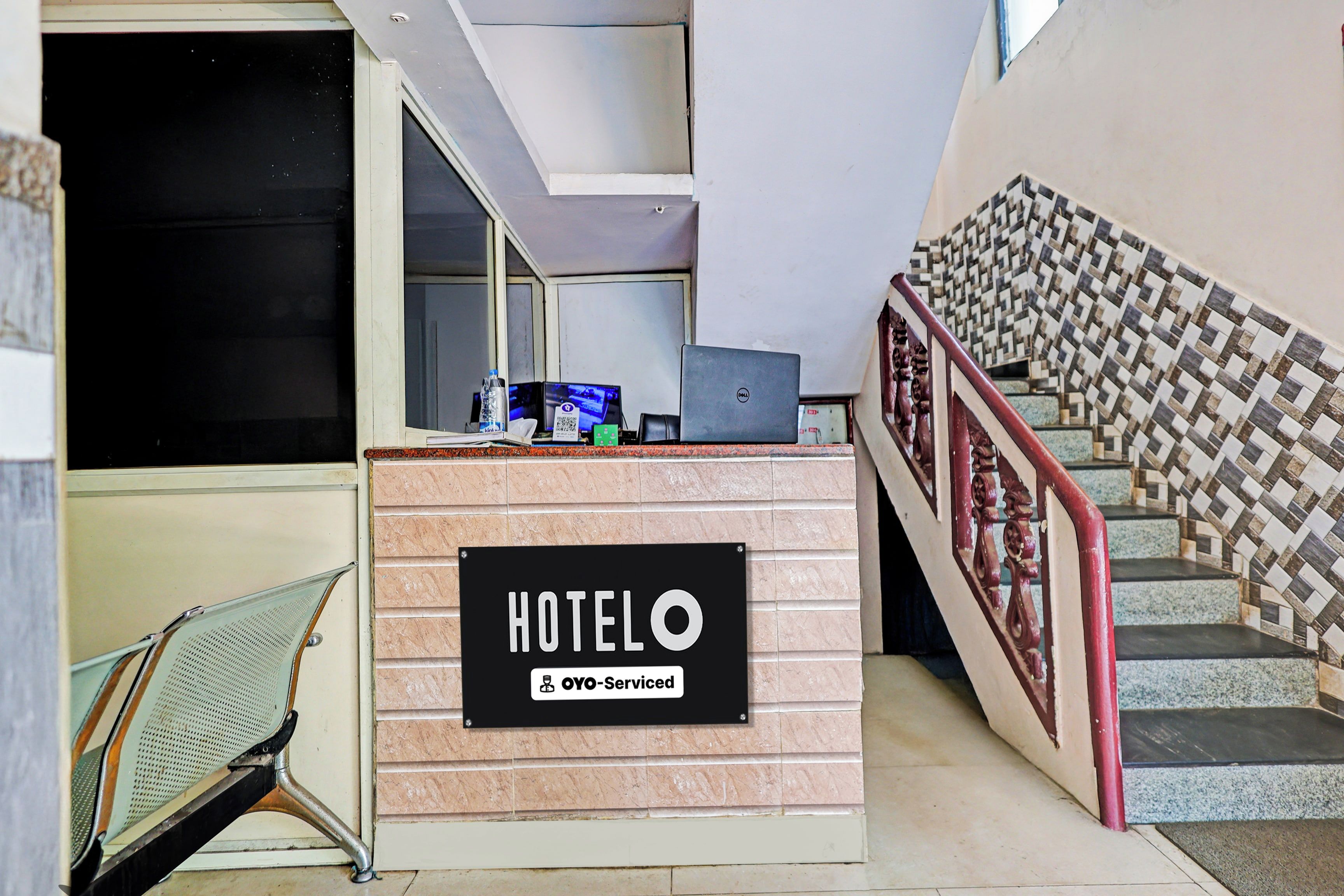 Mostrador de recepción de hotel con un cartel que indica que es administrado por OYO.
