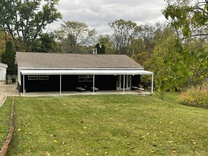 A single-story house with a covered patio area. - Private 2-bedroom house in Bloomington (Bloomington)