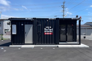 Un hotel llamado 'The Yard' con una recepción y una habitación identificada como 'R9'.