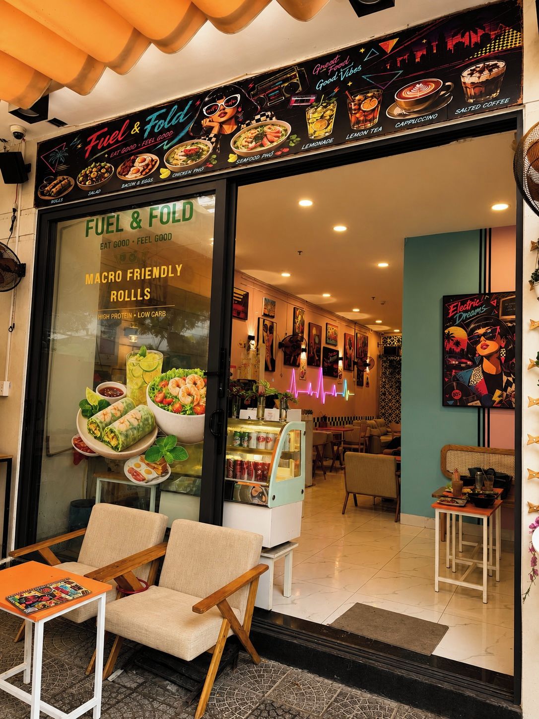 Restaurante com placa anunciando 'Fuel & Food' e 'Macro Friendly Rolls'.