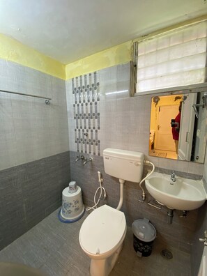Bathroom - Shalom inn (Kodaikanal)