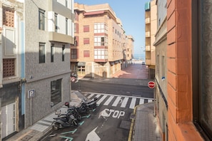 Straßenansicht mit einem Stoppschild, einem Fußgängerüberweg und abgestellten Motorrädern.