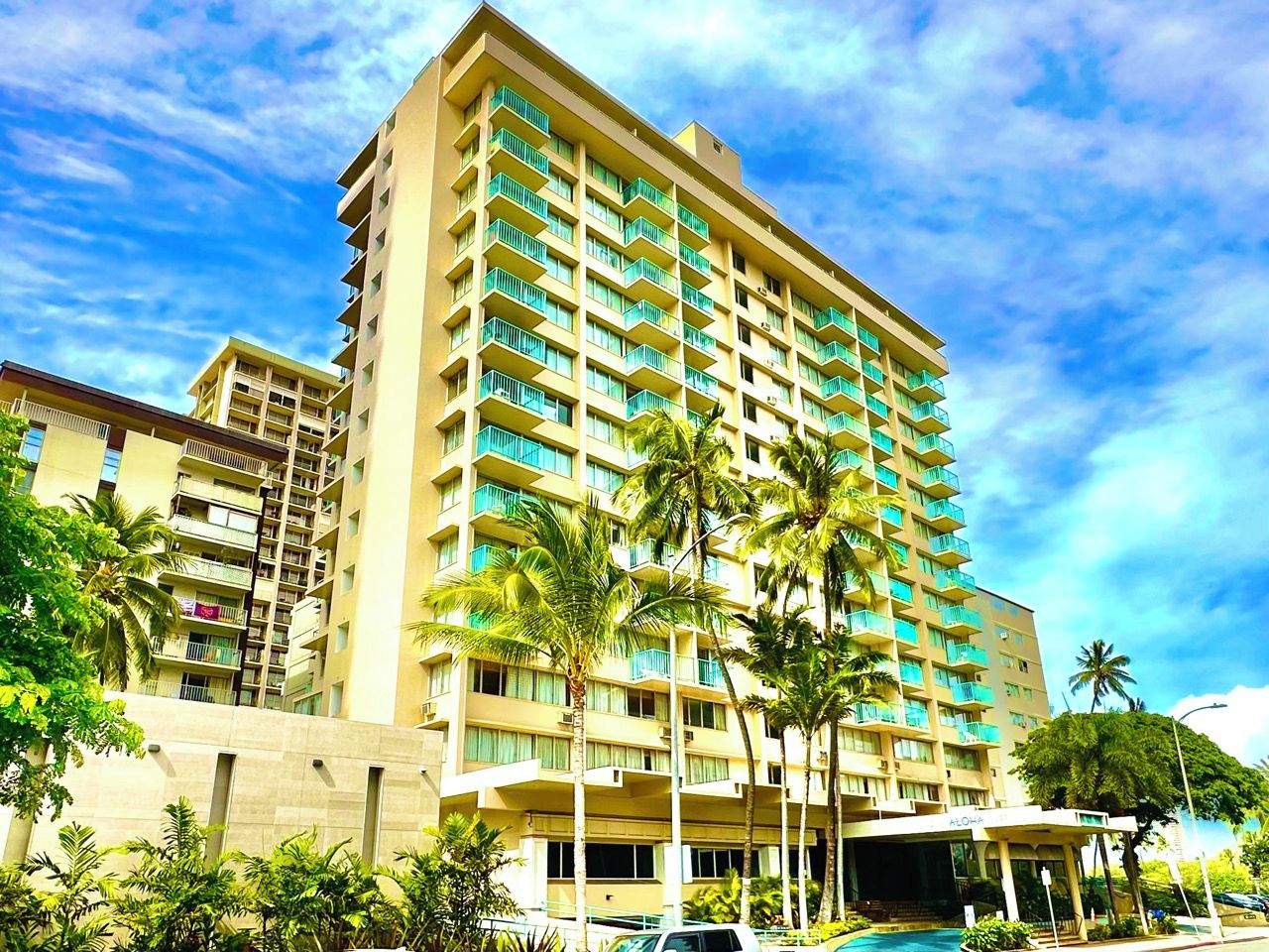 Heart of Waikiki! 5 minutes to beach, Kitchenette, Two Beds, Sofa Bed