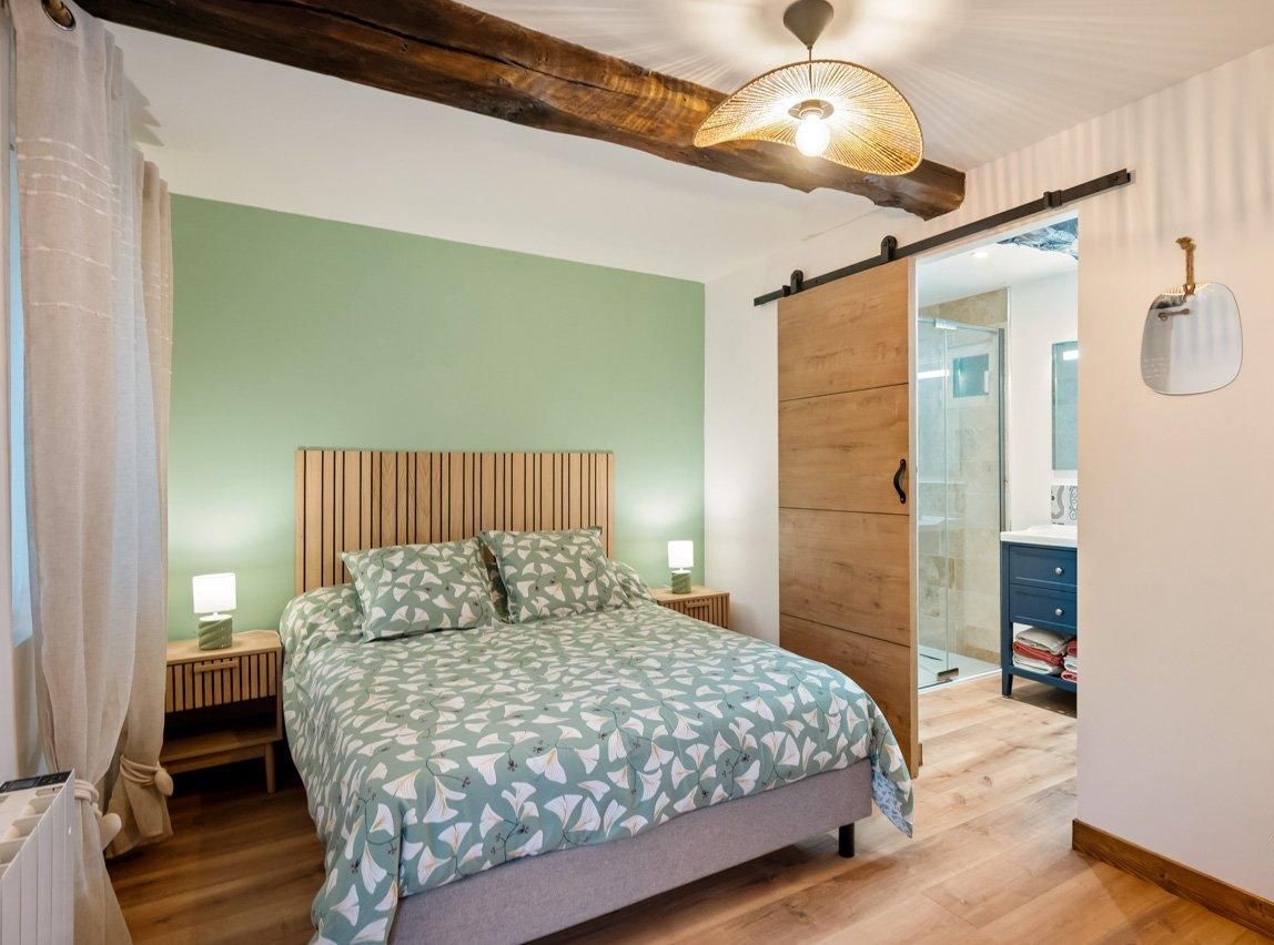 Rez-de-chaussée - Chambre pour 2 personnes avec 1 lit 140x190 cm, salle d'eau privative et WC privatif