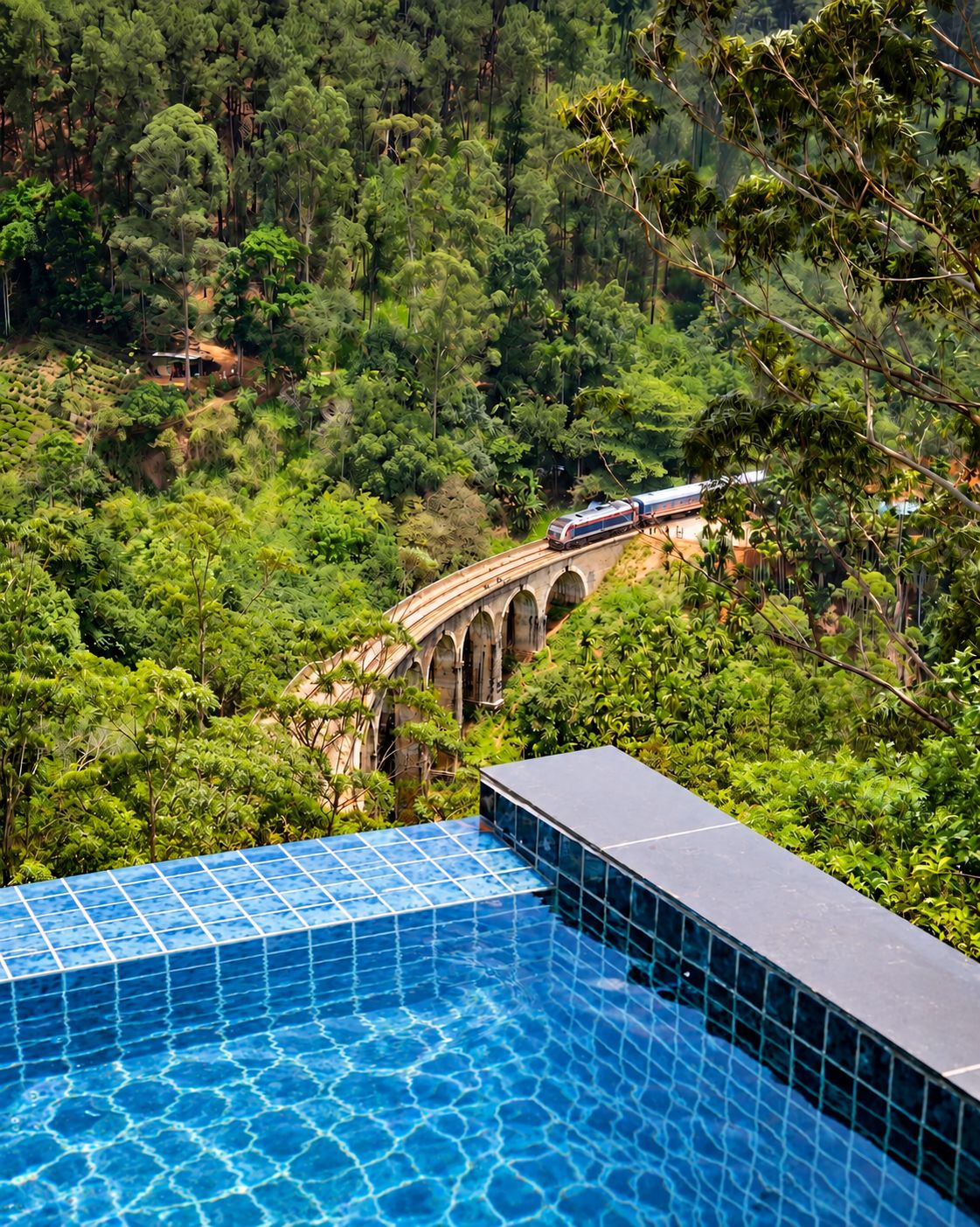 Una piscina con vistas a un puente y una zona boscosa.